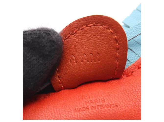 Hermès Accesorio Charm Hermes Rodeo PM Capucines Celeste Carnelian Roja Azul Burdeos - vista 4