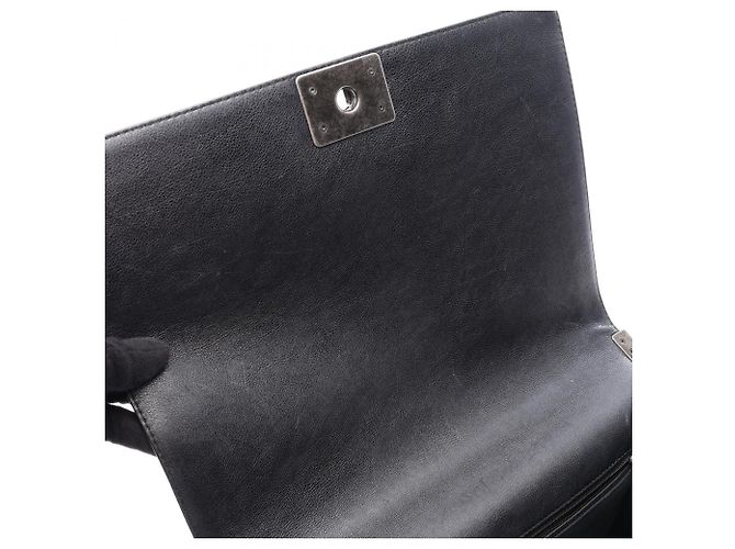 Borsa a tracolla Chanel Boy in pelle di vitello martellata nera Nero - vista 11