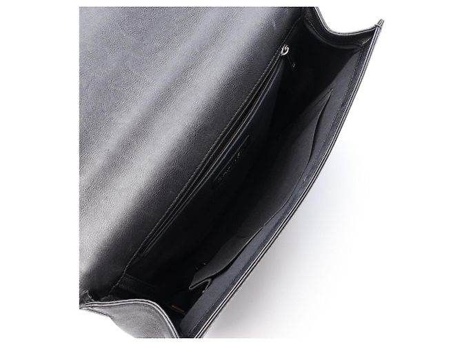 Borsa a tracolla Chanel Boy in pelle di vitello martellata nera Nero - vista 3