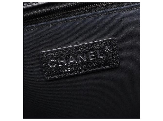 Borsa a tracolla Chanel Boy in pelle di vitello martellata nera Nero - vista 4