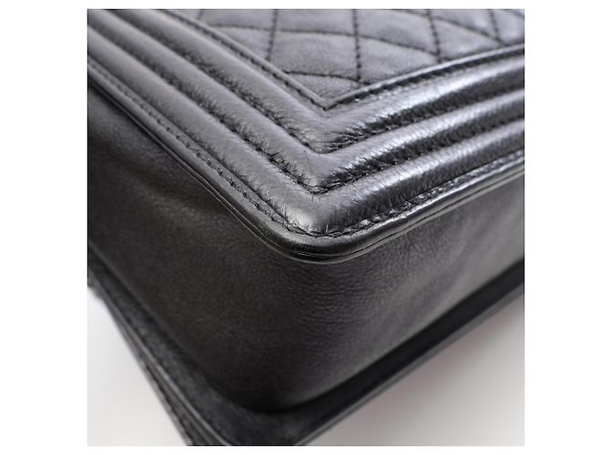 Borsa a tracolla Chanel Boy in pelle di vitello martellata nera Nero - vista 8
