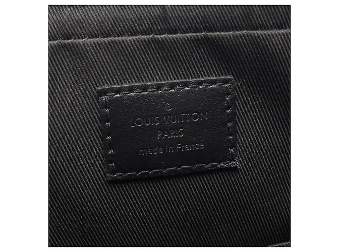 Borsa a tracolla Louis Vuitton Trio Messenger Monogram Eclipse Marrone Nero - vista 4