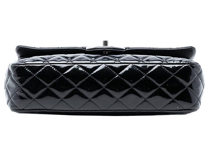 Sac à bandoulière Chanel Medium Classic Double Flap en cuir verni noir - vue 3
