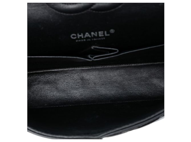 Sac à bandoulière Chanel Medium Classic Double Flap en cuir verni noir - vue 4