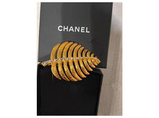 Chanel Spilla a forma di foglia in oro con cristalli D'oro - vista 2