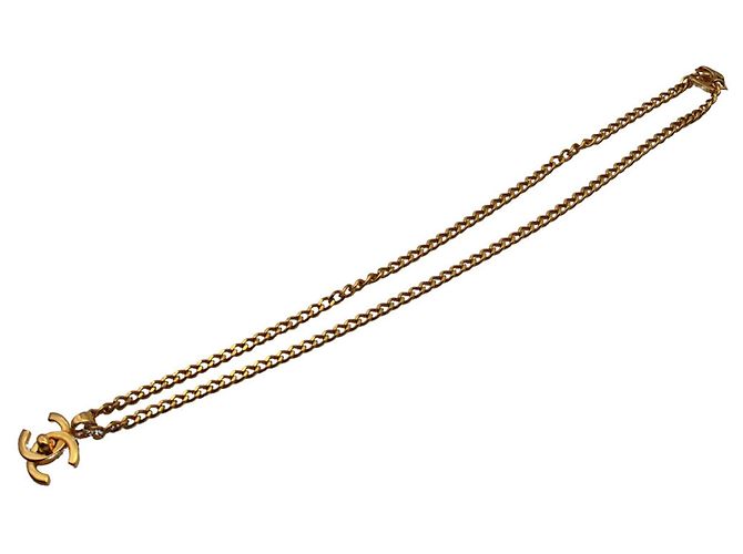 Timeless Collar Turnlock Chanel Dorado - vista 4