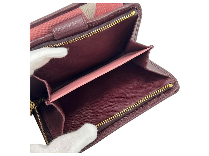 Cartera Prada bi-fold en piel Saffiano Rosa Crudo Burdeos - vista 7