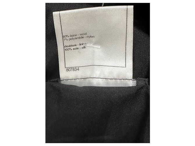 Timeless Falda línea A CHANEL de lana bouclé negra con botón CC - FR 48 de segunda mano - vista 3