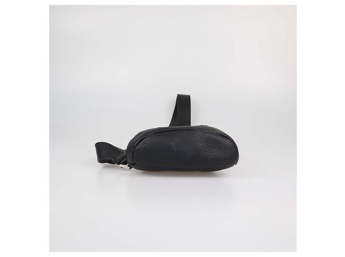 Sac Sling Prada en cuir noir avec logo triangle - vue 4