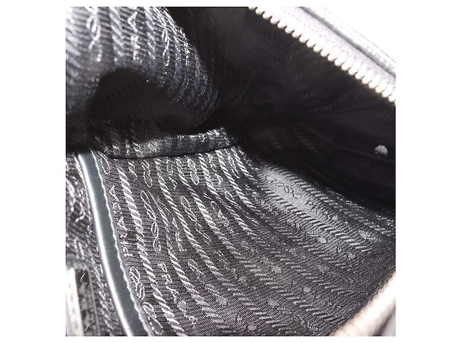 Sac Sling Prada en cuir noir avec logo triangle - vue 6