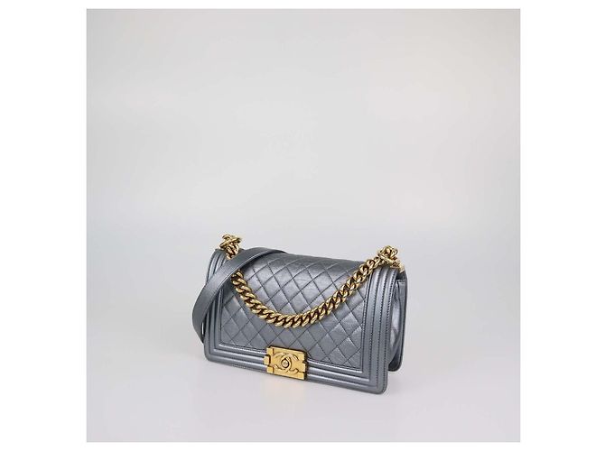 Le Boy Bolsa Chanel Medium Boy Flap em couro acolchoado cinza metálico - vista 2