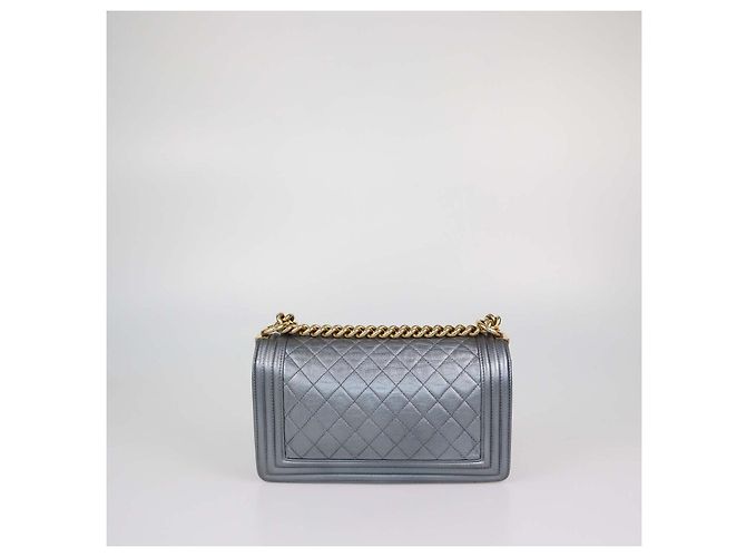 Le Boy Bolsa Chanel Medium Boy Flap em couro acolchoado cinza metálico - vista 3