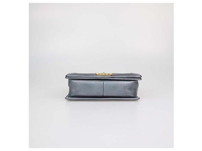 Le Boy Bolsa Chanel Medium Boy Flap em couro acolchoado cinza metálico - vista 4