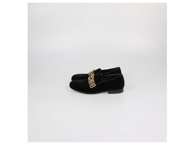 Mocassini Slip-On Moschino in Velluto Nero con Logo in Metallo - vista 4