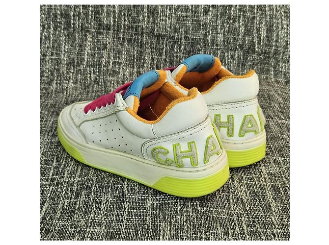 Sneakers Chanel in pelle bianca e suole giallo neon Rosa Bianco - vista 10