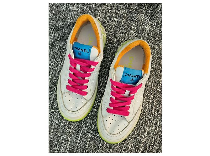 Sneakers Chanel in pelle bianca e suole giallo neon Rosa Bianco - vista 11