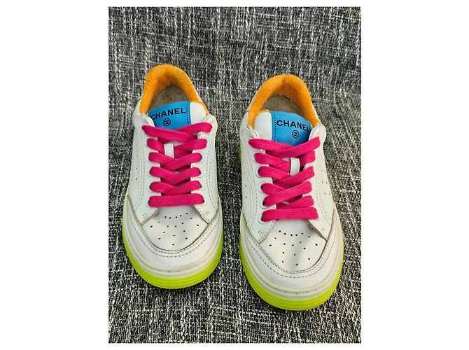 Sneakers Chanel in pelle bianca e suole giallo neon Rosa Bianco - vista 12
