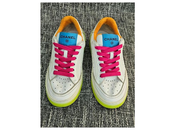 Sneakers Chanel in pelle bianca e suole giallo neon Rosa Bianco - vista 2