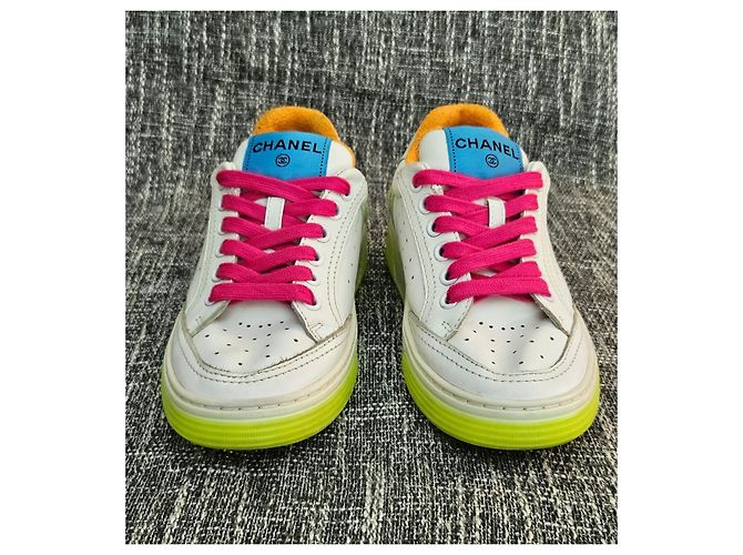 Sneakers Chanel in pelle bianca e suole giallo neon Rosa Bianco - vista 3