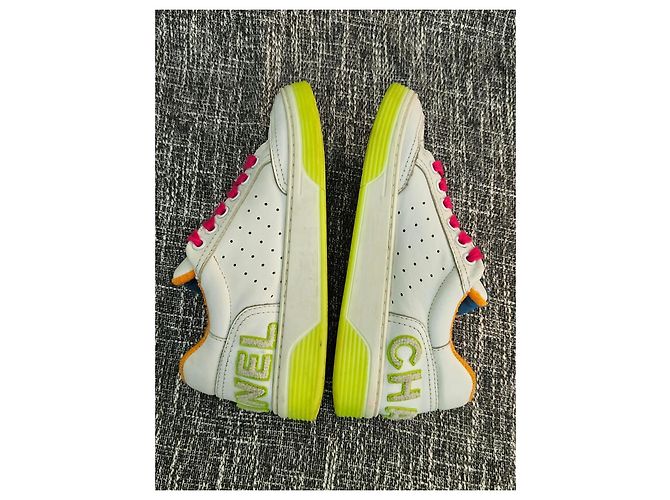 Sneakers Chanel in pelle bianca e suole giallo neon Rosa Bianco - vista 5