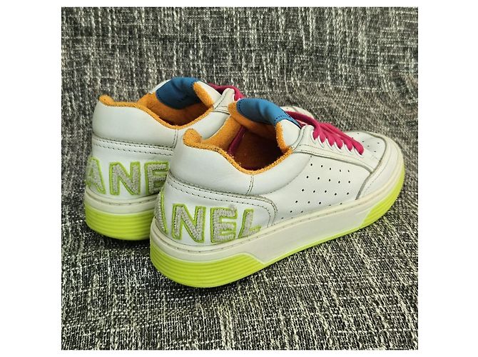 Sneakers Chanel in pelle bianca e suole giallo neon Rosa Bianco - vista 9