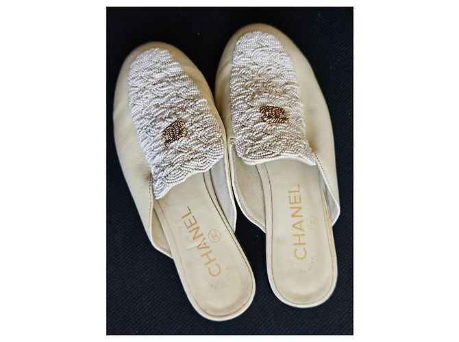 Chanel Mules in pelle beige con perle CC - vista 10