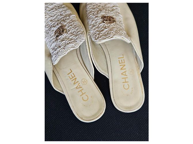Chanel Mules in pelle beige con perle CC - vista 11