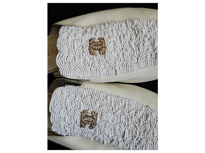 Chanel Mules in pelle beige con perle CC - vista 12