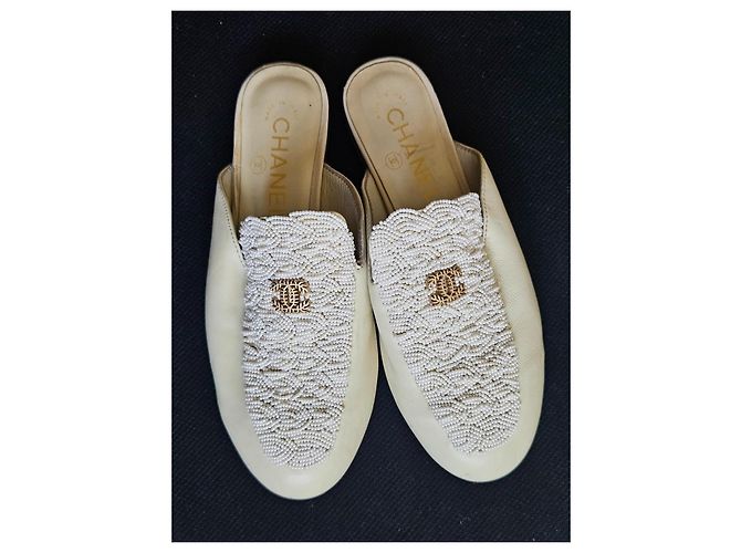 Chanel Mules in pelle beige con perle CC - vista 13