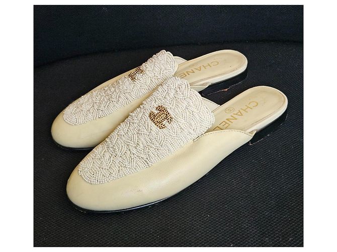 Chanel Mules in pelle beige con perle CC - vista 14