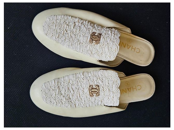 Chanel Mules in pelle beige con perle CC - vista 15