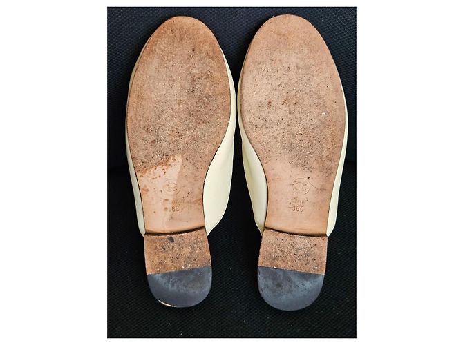 Chanel Mules in pelle beige con perle CC - vista 17