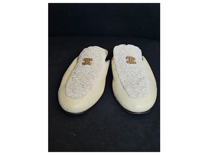 Chanel Mules in pelle beige con perle CC - vista 2