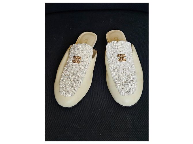 Chanel Mules in pelle beige con perle CC - vista 3