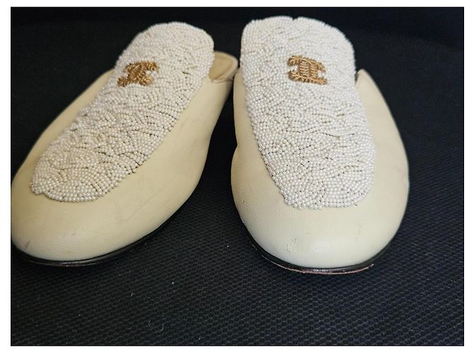 Chanel Mules in pelle beige con perle CC - vista 4