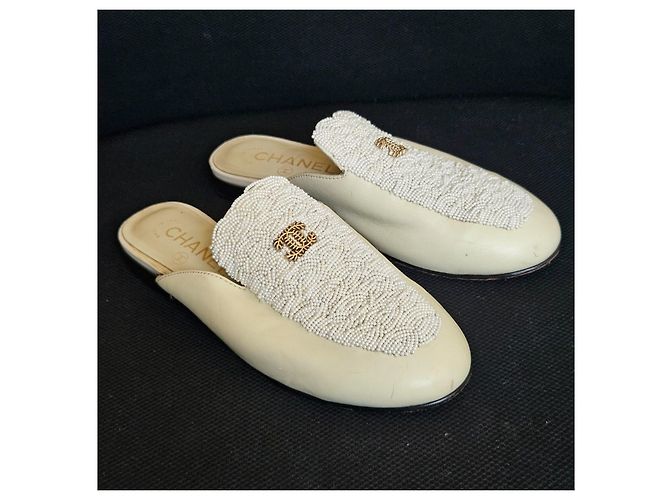 Chanel Mules in pelle beige con perle CC - vista 5