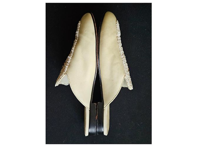 Chanel Mules in pelle beige con perle CC - vista 6
