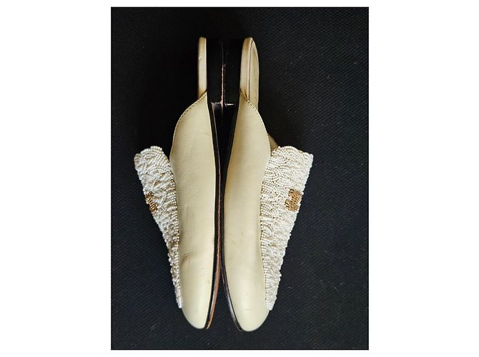 Chanel Mules in pelle beige con perle CC - vista 7