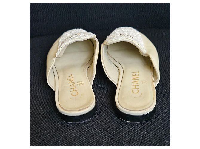 Chanel Mules in pelle beige con perle CC - vista 8
