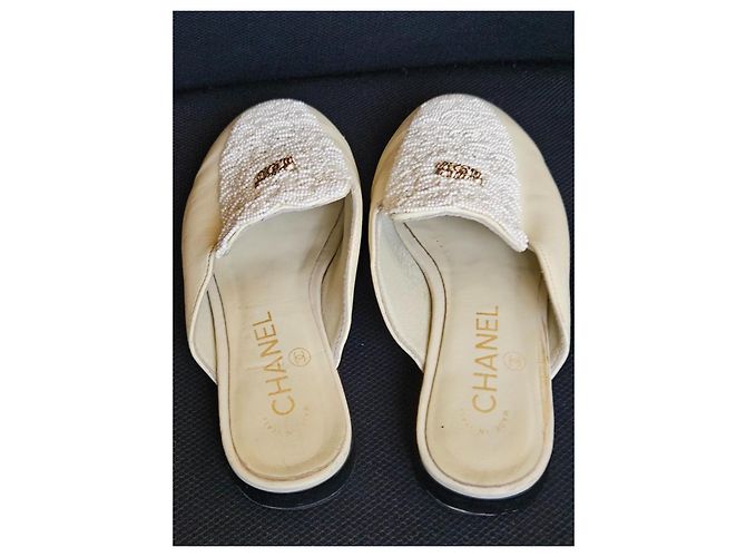 Chanel Mules in pelle beige con perle CC - vista 9