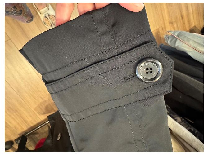 Louis Vuitton schwarzer Trenchcoat mit abnehmbarem Nerzfutter - Ansicht 6