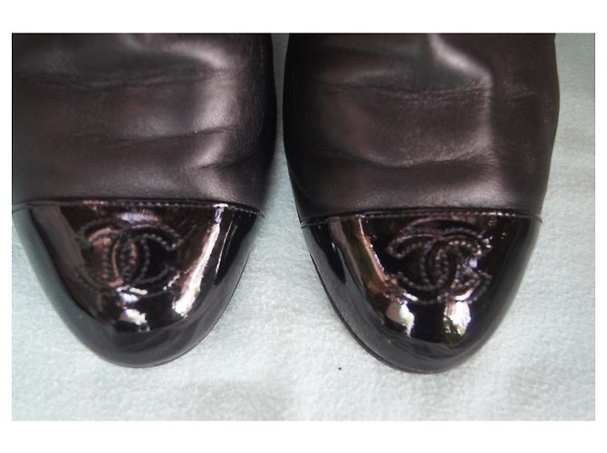 Botas 2-em-1 Chanel em nylon acolchoado e couro preto - vista 17