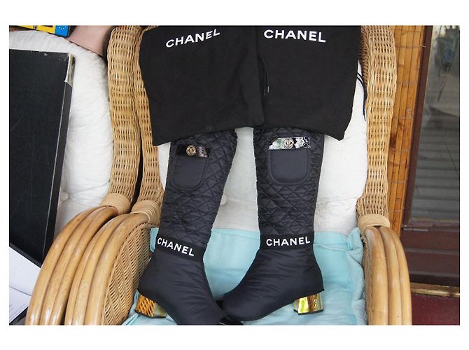 Botas 2-em-1 Chanel em nylon acolchoado e couro preto - vista 18