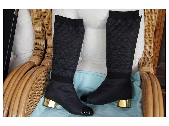 Botas 2-em-1 Chanel em nylon acolchoado e couro preto - vista 2