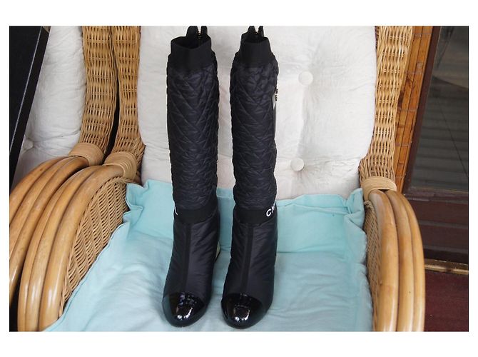 Botas 2-em-1 Chanel em nylon acolchoado e couro preto - vista 3