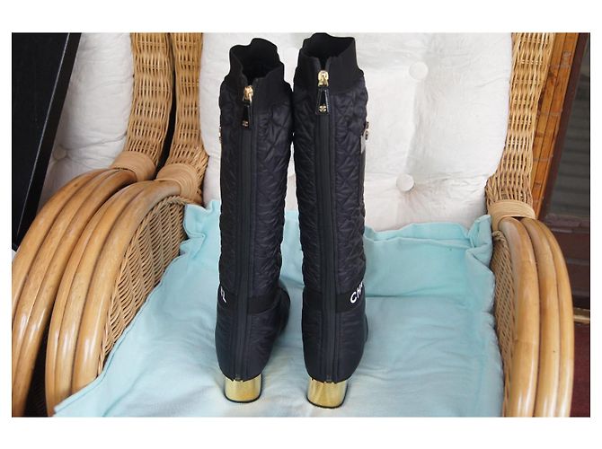 Botas 2-em-1 Chanel em nylon acolchoado e couro preto - vista 4