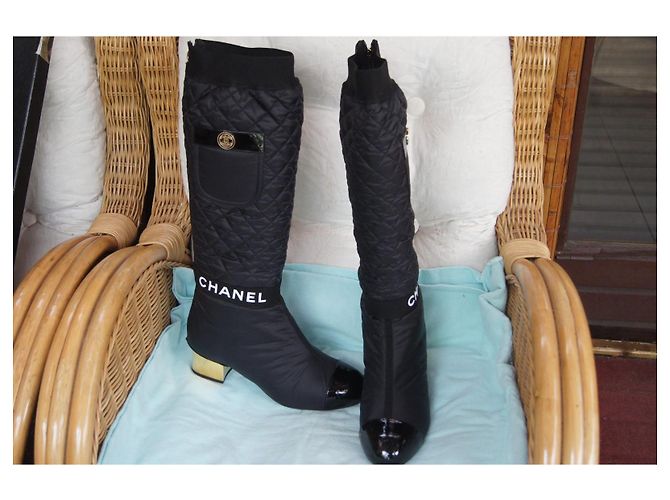 Botas 2-em-1 Chanel em nylon acolchoado e couro preto - vista 5
