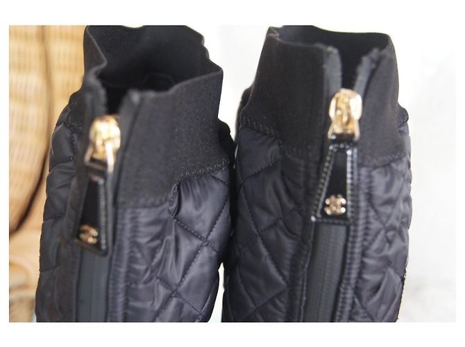 Botas 2-em-1 Chanel em nylon acolchoado e couro preto - vista 6