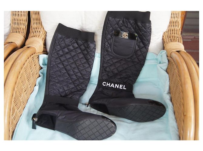 Botas 2-em-1 Chanel em nylon acolchoado e couro preto - vista 9