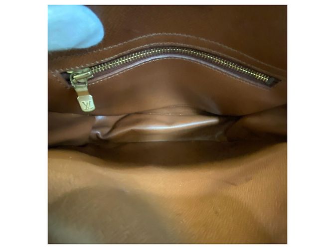 Borsa a tracolla Louis Vuitton in pelle marrone - vista 9